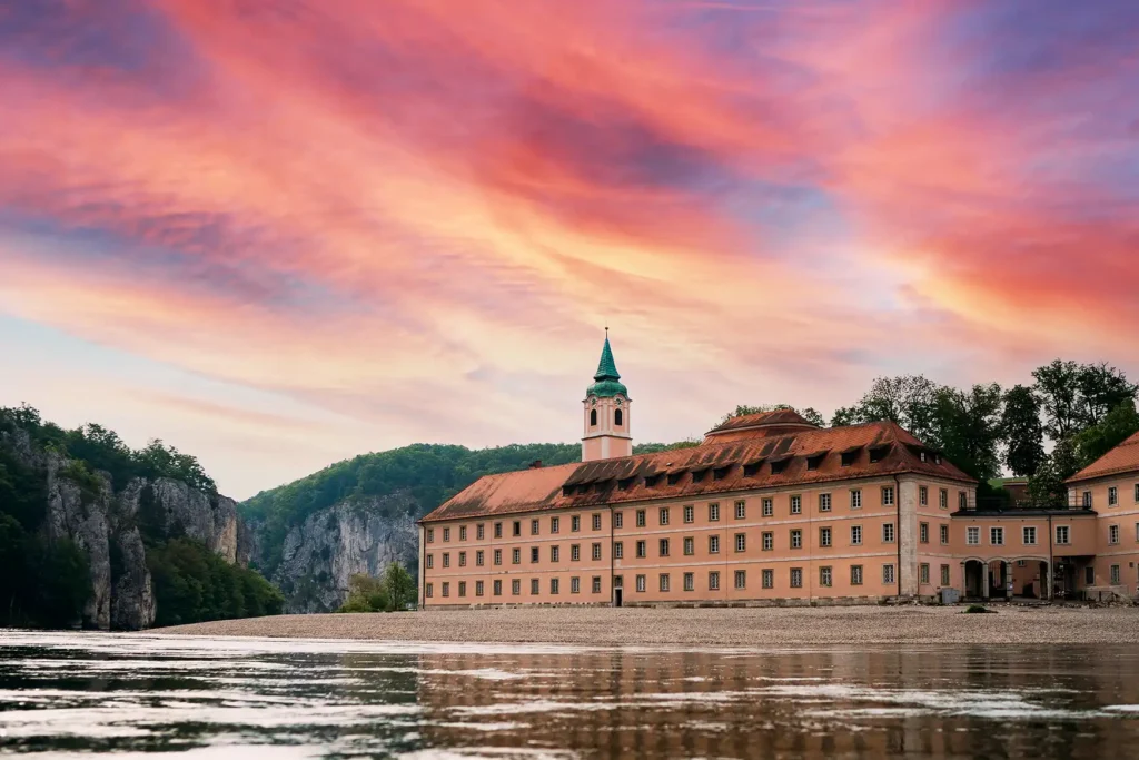 Kloster-Weltenburg-Donaudurchbruch-mit-Kloster_02